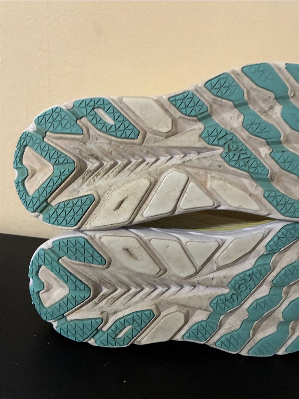 Hoka One One Clifton 8 running shoes in the Yellow Pear Sweet Corn color size 9B - Picture 6 of 11